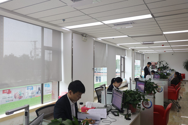 真情服务暖人心 锦旗传递银企情